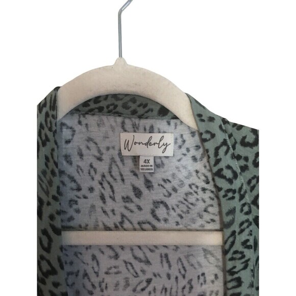Wonderly Top Women's Size 4X Green Black Animal Print Long Sleeve Button Up - Picture 7 of 8
